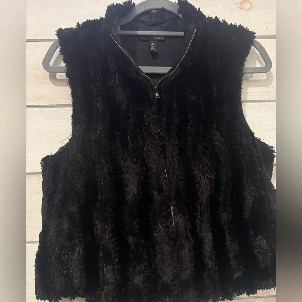 Aqua Bloomingdales  Black Faux Fur Vest size small. Zip up with pockets